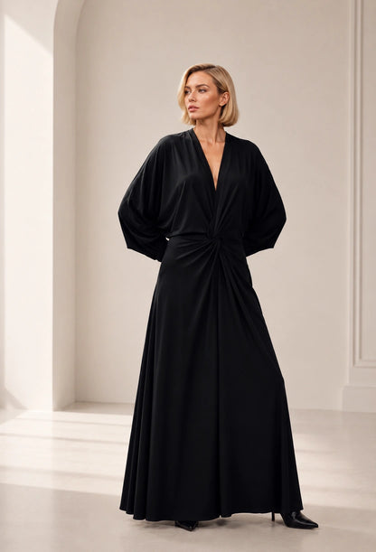 Vestido longo Dira Dress Eleven preto com manga morcego, vista frontal completa.