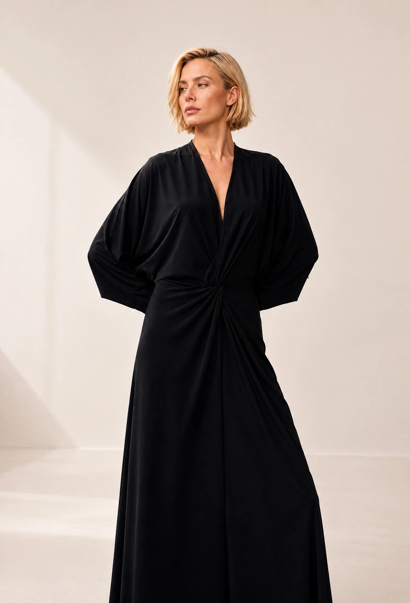 Modelo vestindo Dira Dress Eleven preto, look elegante para evento noturno.
