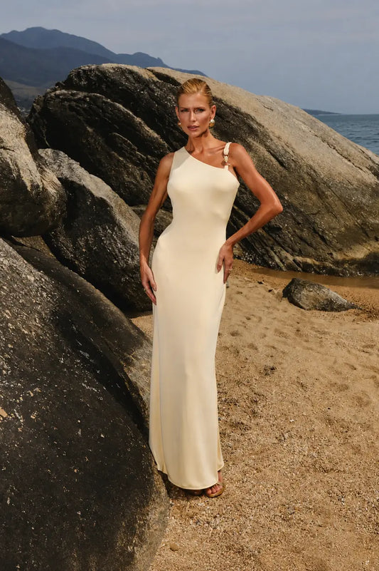Vestido longo Elara amarelo manteiga da Dress Eleven com decote de um ombro só, vista frontal.