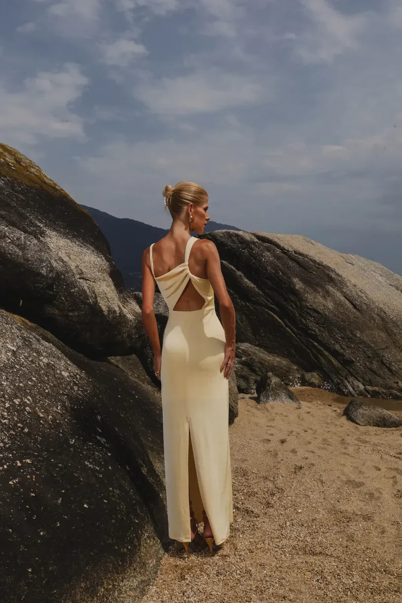 Detalhe da alça com pedraria em resina do vestido longo Elara amarelo manteiga da Dress Eleven.