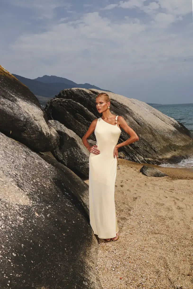 Vestido longo Elara amarelo manteiga da Dress Eleven com modelagem justa e saia evasê.