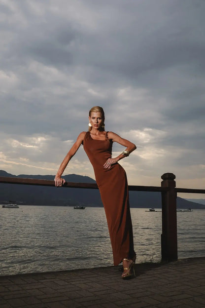 Vestido longo Elara caramelo da Dress Eleven para casamento à noite e formatura.