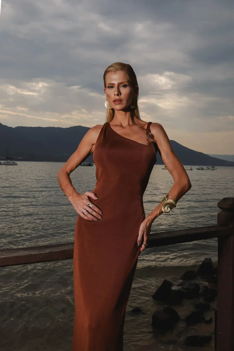 Vestido longo Elara caramelo da Dress Eleven com decote de um ombro só, vista frontal.