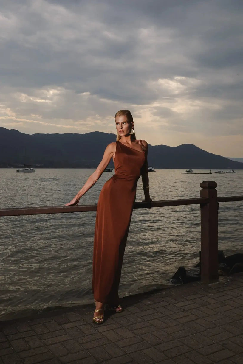 Vestido longo Elara caramelo em malha canelada acetinada da Dress Eleven.