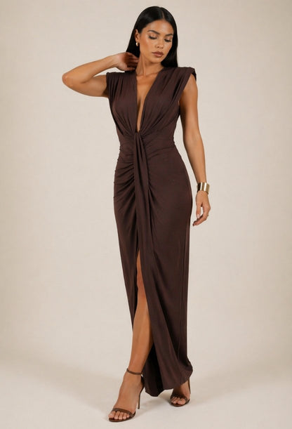 Modelo usa o Vestido Longo Desirée da Dress Eleven visto de frente, com detalhe de nó central e fenda sutil que valoriza o caimento elegante da peça.