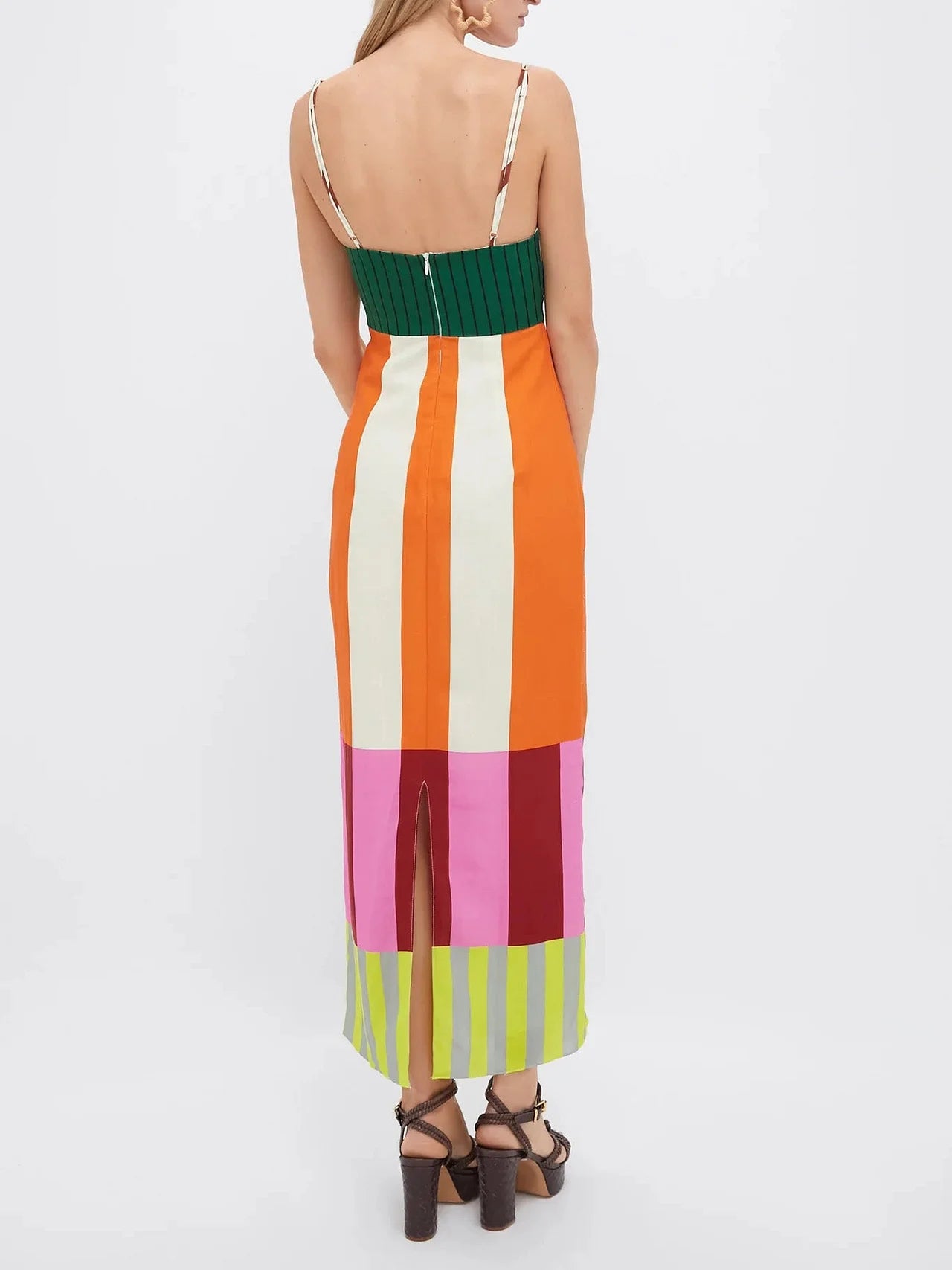 Vestido Hera visto por trás, com alças finas e estampa vibrante em listras verticais