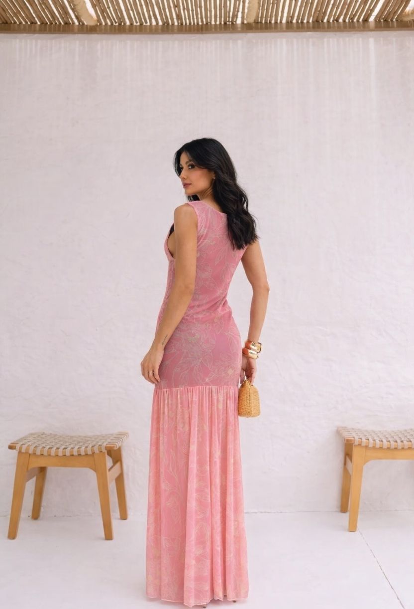 Vista das costas do vestido longo floral Aurora Dress Eleven, destacando a modelagem ajustada e estampa delicada