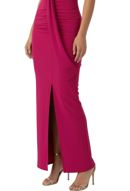 Detalhe do Vestido Longo Feminino Penélope Dress Eleven rosa pink, mostrando o recorte na fenda e o acabamento impecável.