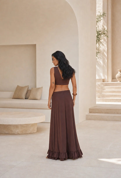 Vestido longo Gaia da Dress Eleven em marrom, vista lateral com caimento fluido e fenda.