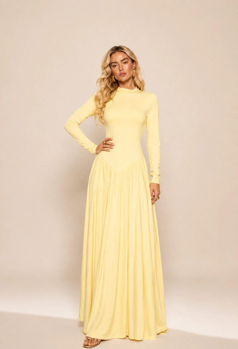 Modelo de frente com a mão na cintura mostrando o caimento do vestido longo Antonella gola alta