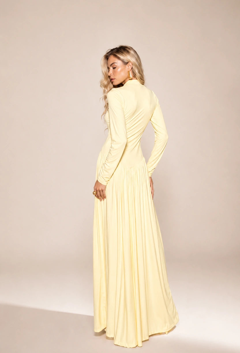 Vestido longo Antonella visto de costas, destacando a gola alta e o caimento fluido da saia rodada