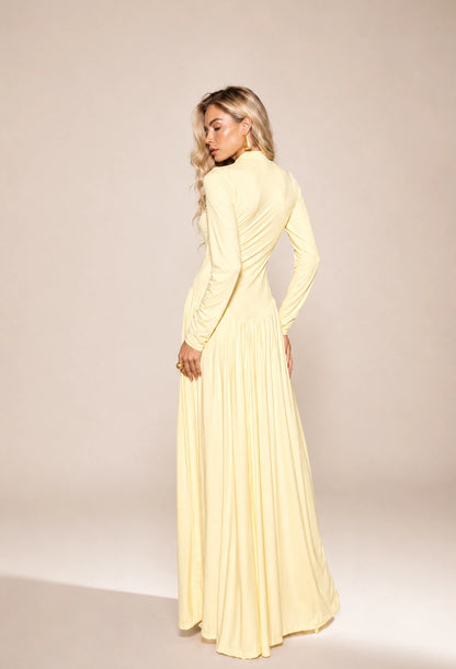 Vestido longo Antonella visto de costas, destacando a gola alta e o caimento fluido da saia rodada
