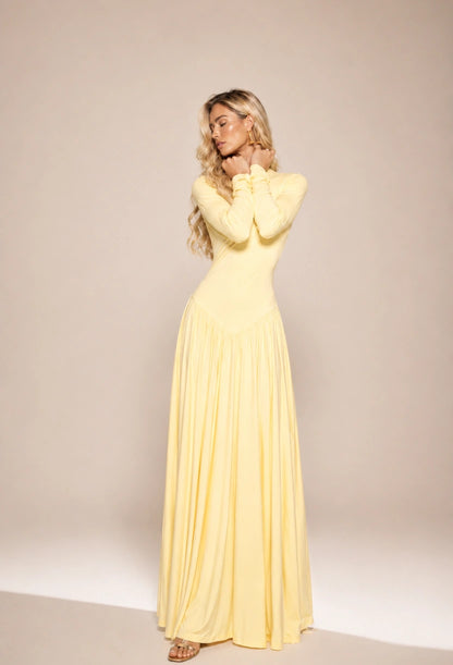 Detalhe da gola alta e dos punhos longos do vestido Antonella — Dress Eleven