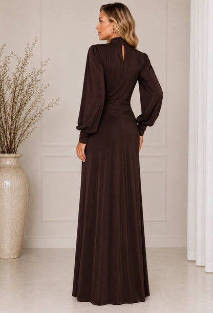 Vestido longo Hera Dress Eleven chocolate, costas mostrando caimento fluido e manga bufante