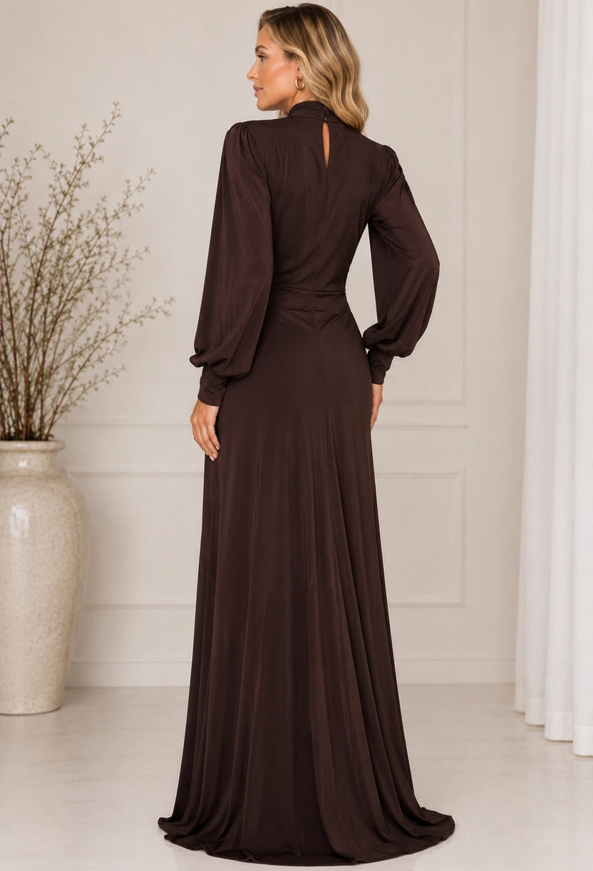 Vestido longo Hera Dress Eleven, detalhe do decote V profundo com gola alta.
