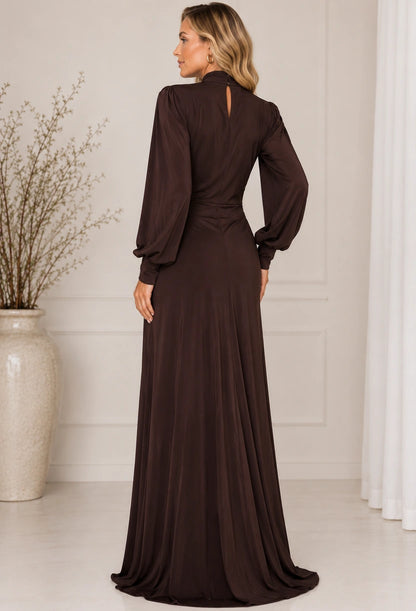 Vestido longo Hera Dress Eleven, detalhe do decote V profundo com gola alta.