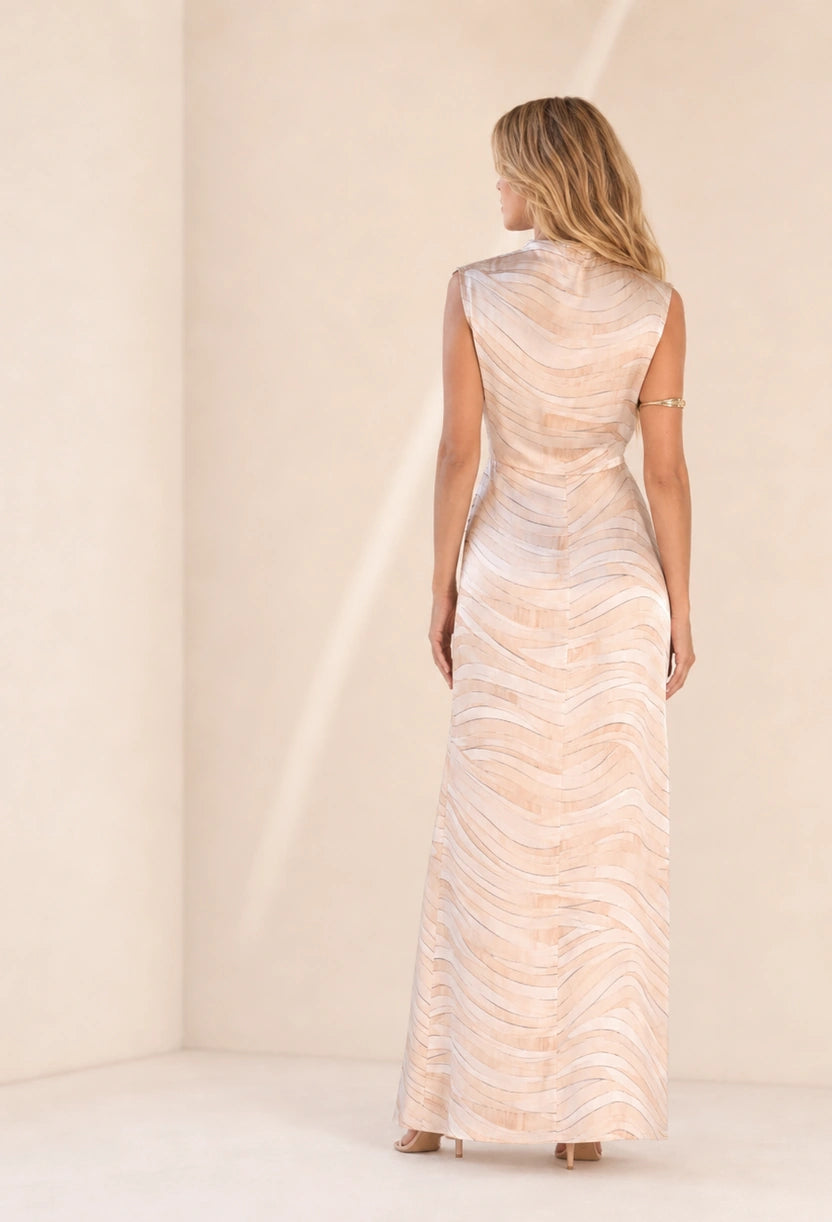 Vestido longo Íris Dress Eleven, vista das costas com caimento fluido estampado.