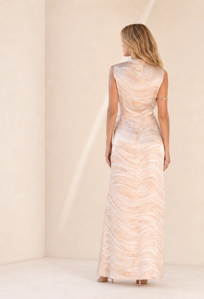 Vestido longo Íris Dress Eleven, vista das costas com caimento fluido estampado.