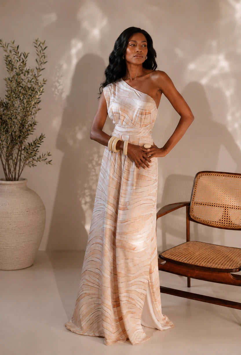Vestido longo Íris Dress Eleven estampado em tons areia, corpo inteiro com caimento fluido.