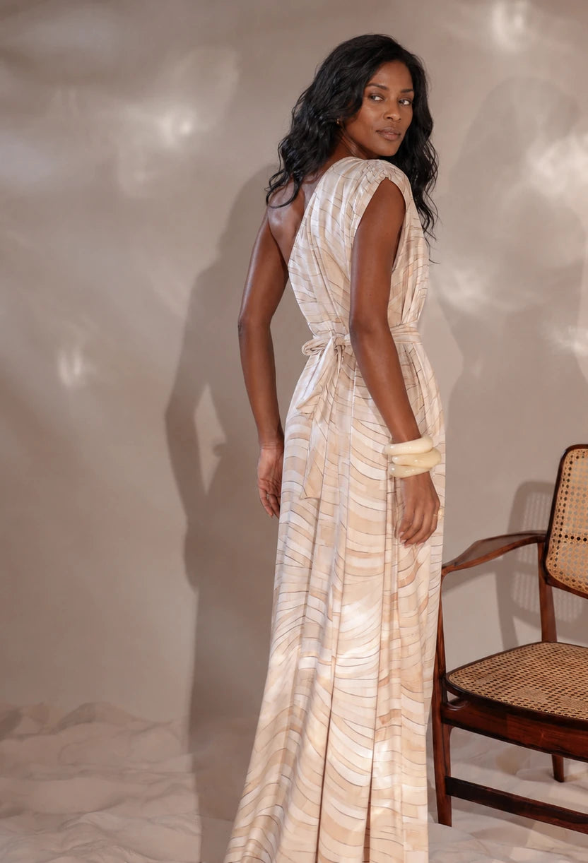 Vestido longo Íris Dress Eleven, vista das costas com faixa amarrada na cintura.