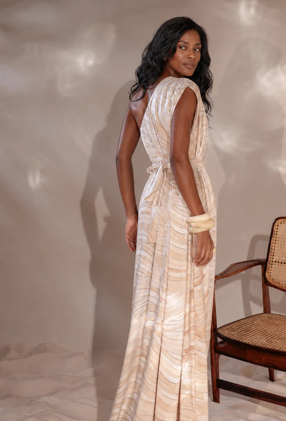 Vestido longo Íris Dress Eleven, vista das costas com faixa amarrada na cintura.
