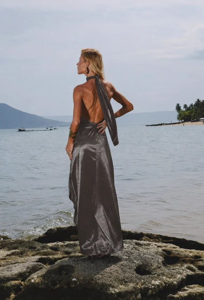 Costas abertas do vestido longo Kelly grafite, com amarração no pescoço e tecido acetinado — Dress Eleven