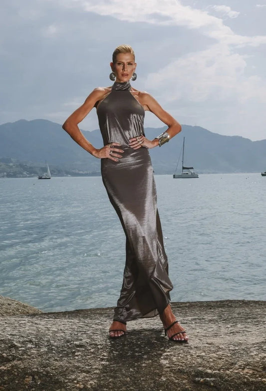 Vestido longo Kelly grafite acetinado com fenda lateral, de corpo inteiro — Dress Eleven