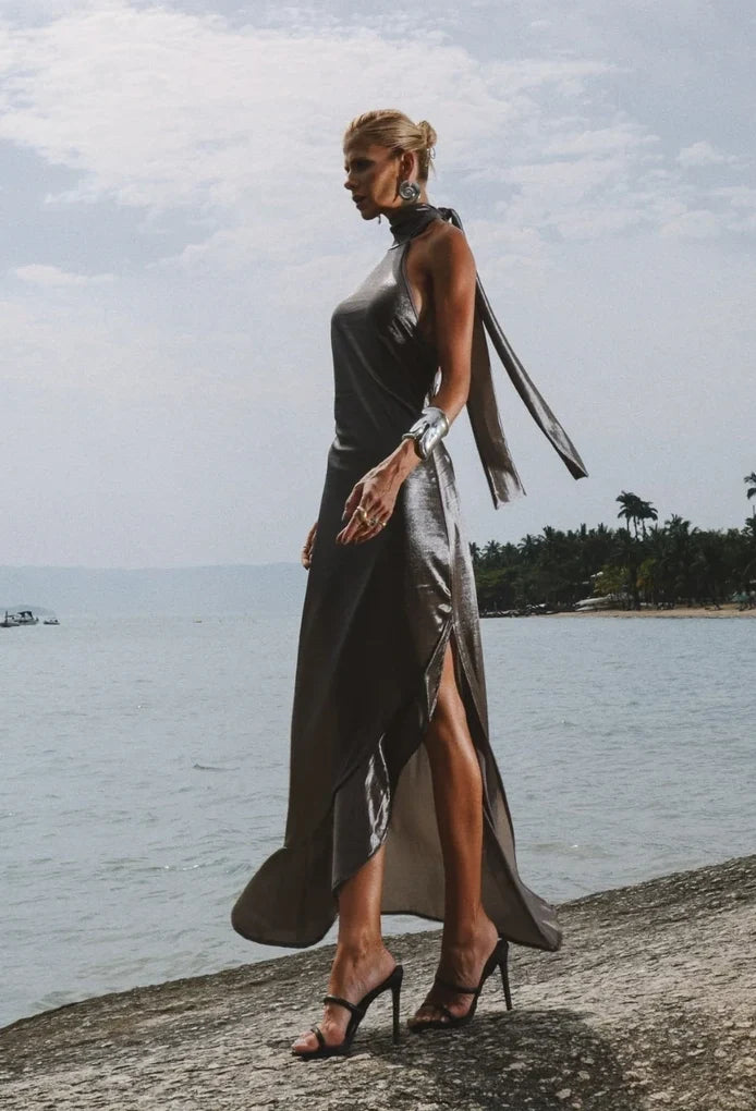 Vestido longo Kelly grafite de lado, com amarração no pescoço e fenda lateral — Dress Eleven