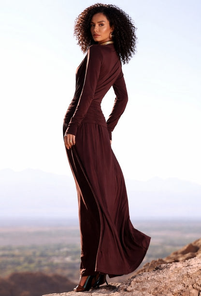 Modelo vestindo o longo Lara Dress Eleven em cenário externo realçando a elegância da peça.