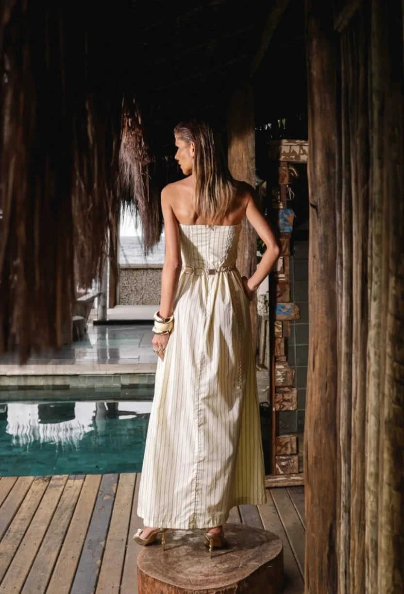 Costas do vestido longo listrado manteiga com cintura marcada
