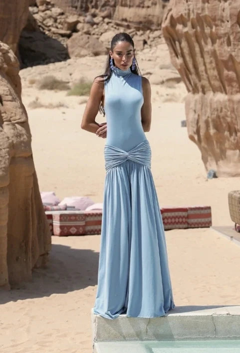 Vestido longo Maia azul claro de gola alta e torção na frente — Dress Eleven