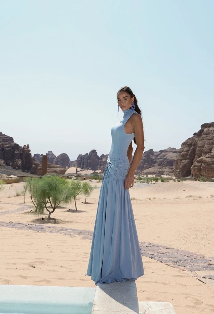 Vestido longo Maia azul claro de lado, com caimento até o chão — Dress Eleven