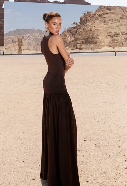 Costas fechadas do vestido longo Maia chocolate, com cava americana — Dress Eleven