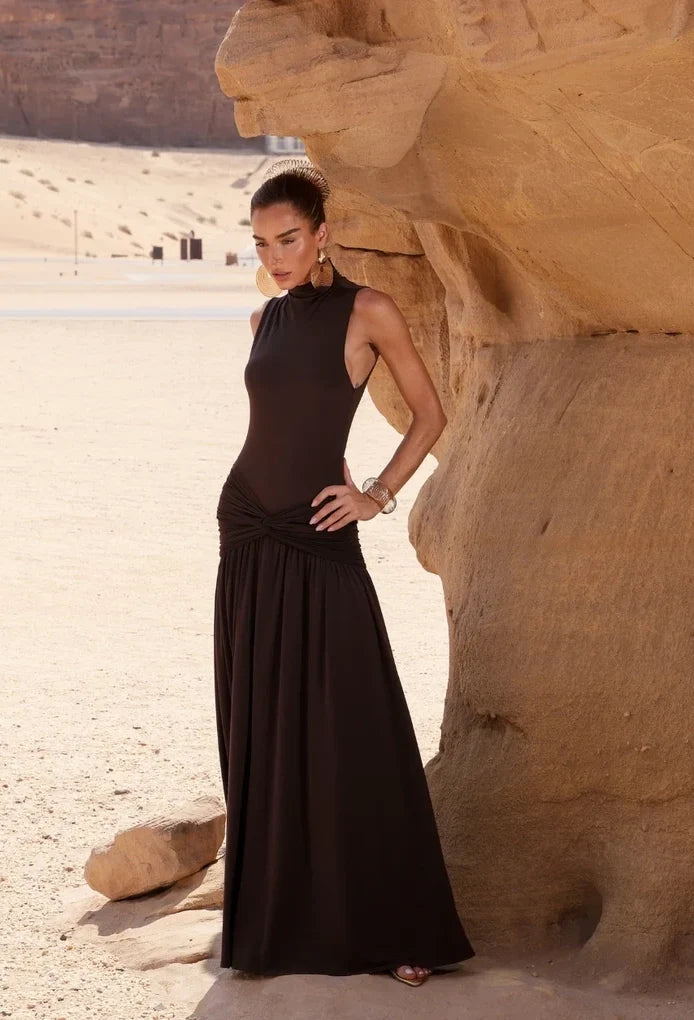 Vestido longo Maia chocolate de gola alta e torção na frente — Dress Eleven