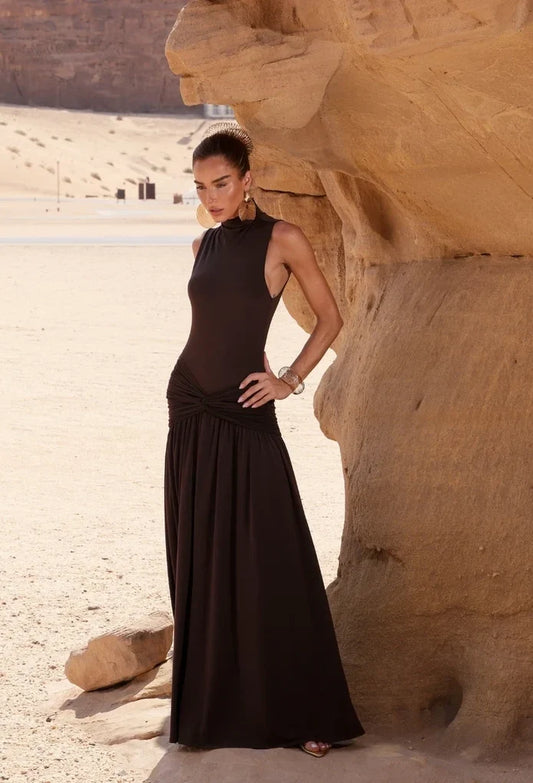 Vestido longo Maia chocolate de gola alta e torção na frente — Dress Eleven