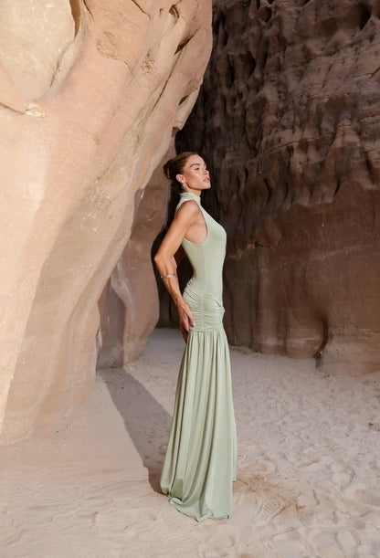 Vestido longo Maia verde claro de lado, com saia longa franzida — Dress Eleven