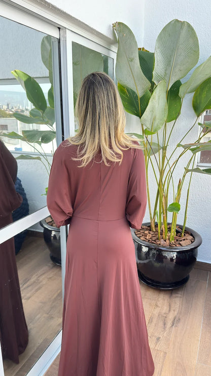 Vestido longo Jully visto de costas, caimento reto e saia fluida ate o chao