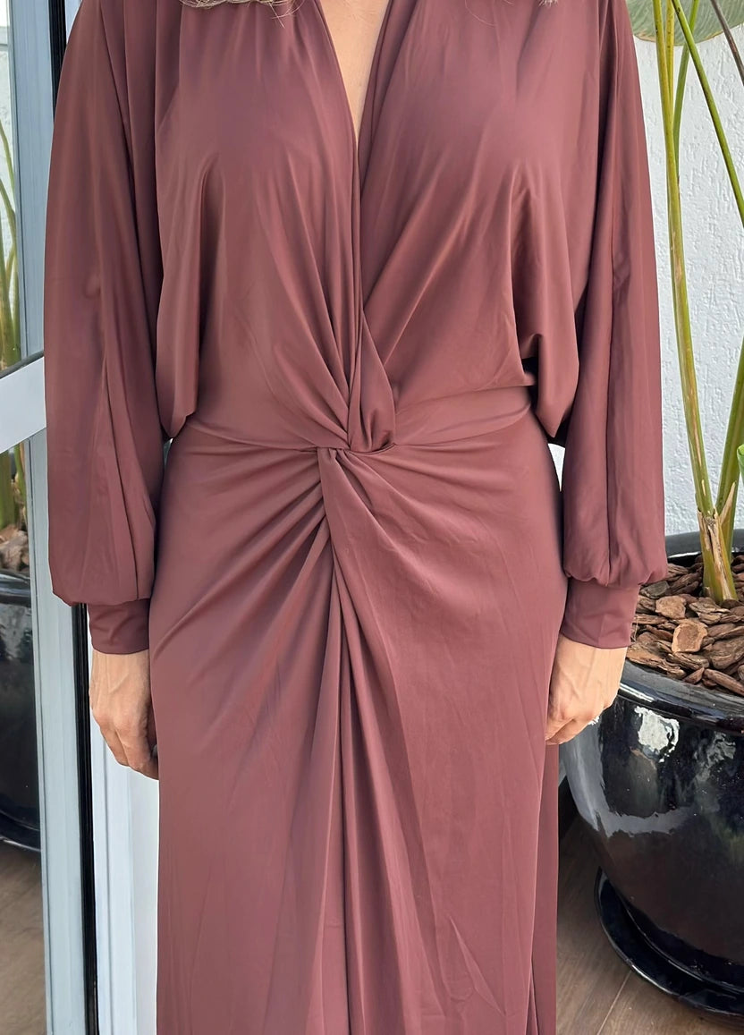 Detalhe do no na cintura do vestido longo Jully em malha com toque de seda