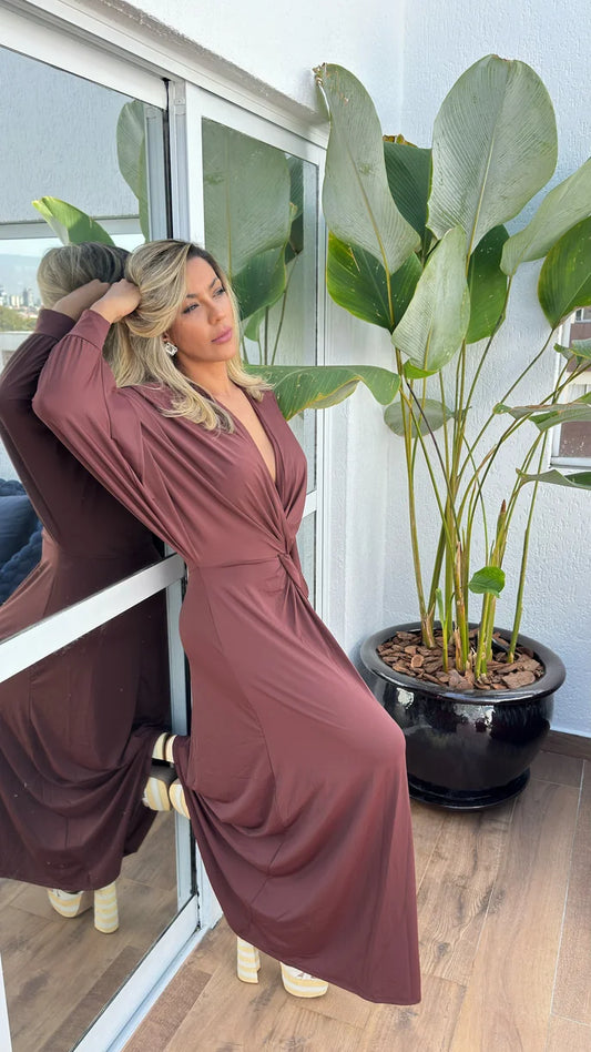 Vestido longo Jully de manga longa com no na cintura, vista lateral mostrando o caimento fluido da saia