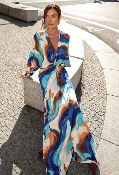 Modelo de frente com vestido longo Nomad fluido de manga morcego e estampa azul e terracota — Dress Eleven