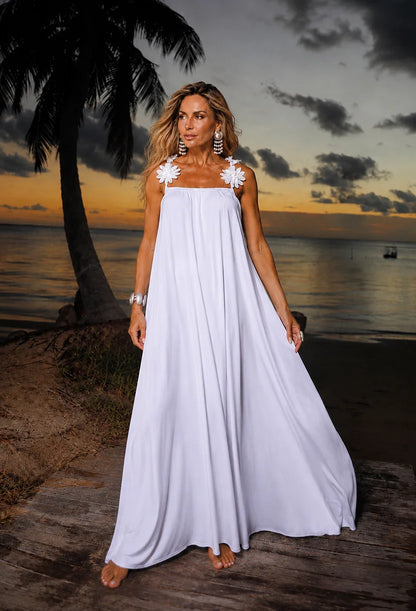 Vestido longo Pérola off-white da Dress Eleven em movimento, caimento leve ao entardecer.