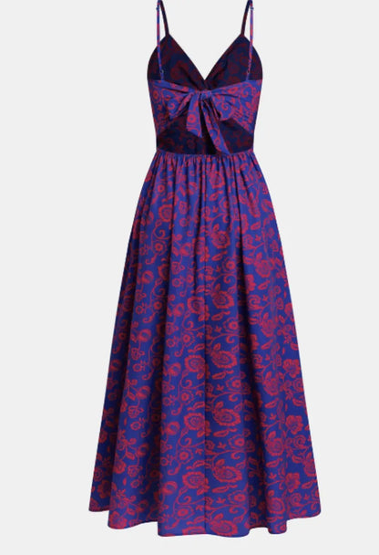 Vestido longo roxo com estampa floral e laço costas— vista costas da peça em fundo neutro, ideal para lojas de moda feminina.