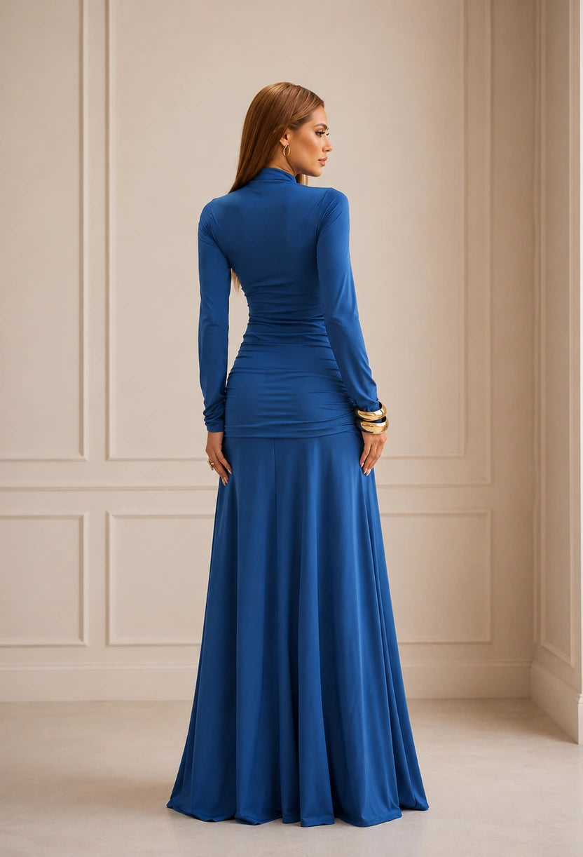 Vestido longo Safira Dress Eleven azul cobalto, manga longa e modelagem ampla, vista de perfil.