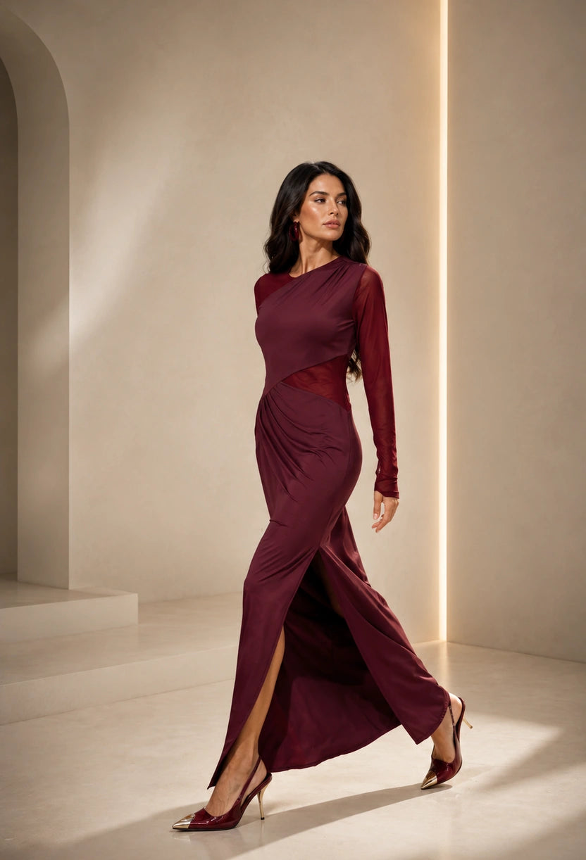 Vestido longo Samara Dress Eleven, detalhe das mangas longas com recortes em tule.