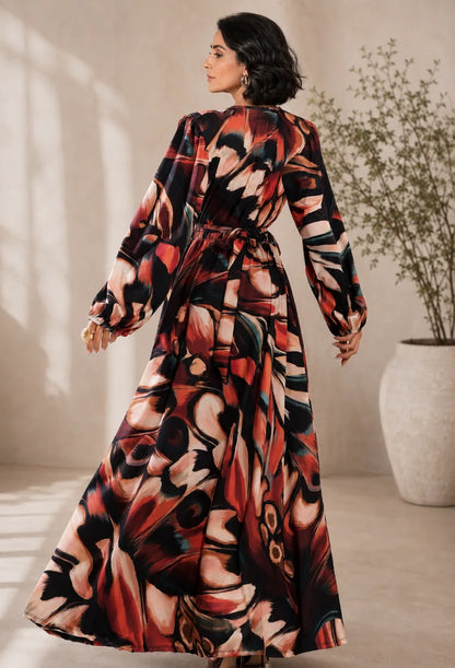 Vestido longo Selene Dress Eleven, vista das costas com amarração na cintura e saia fluida estampada.