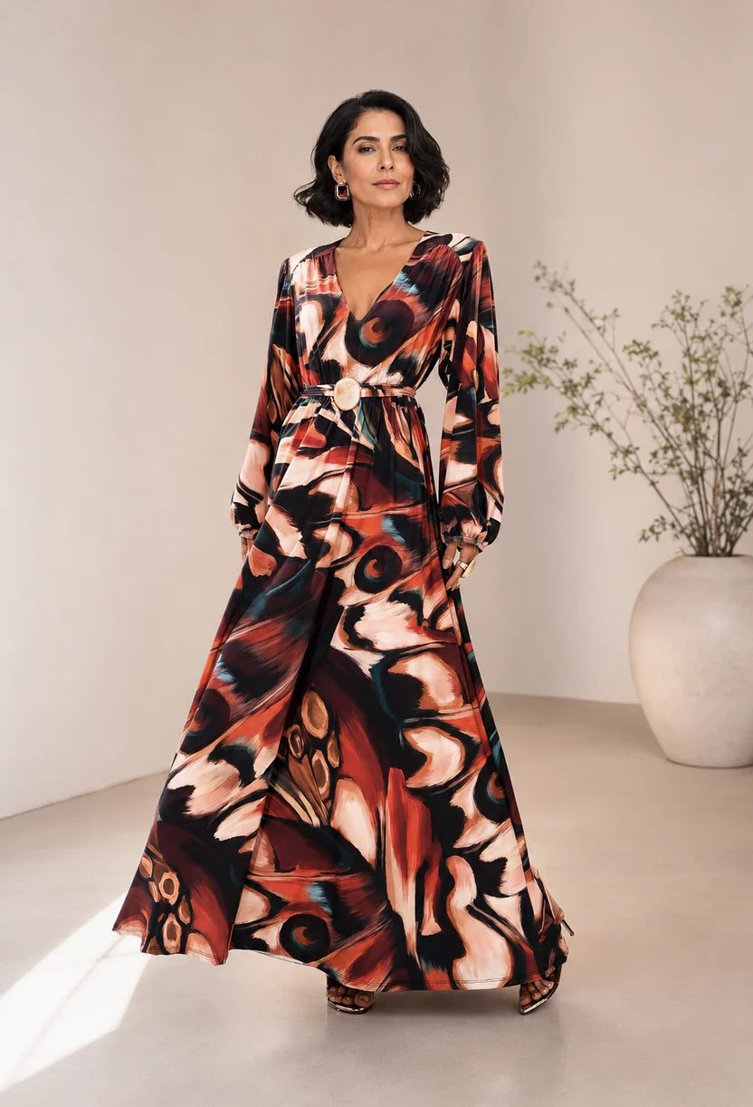 Vestido longo Selene Dress Eleven estampado, saia ampla em movimento e decote em V, vista frontal.