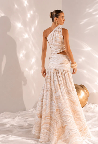 Vestido longo Stella Dress Eleven, babado na barra e estampa em ondas neutras, vista inferior.