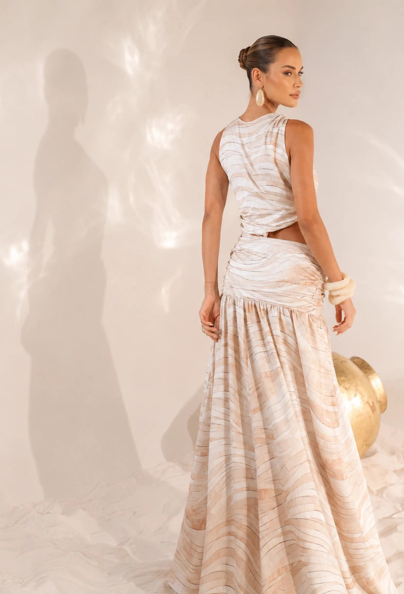 Vestido longo Stella Dress Eleven estampado bege, vista lateral mostrando caimento fluido.
