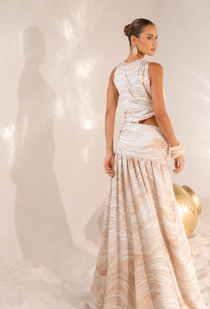 Vestido longo Stella Dress Eleven estampado bege, vista lateral mostrando caimento fluido.