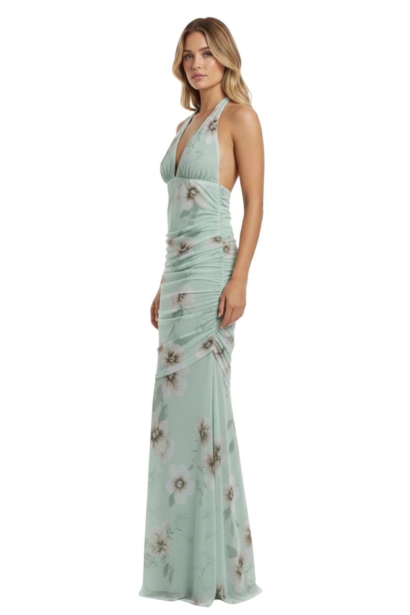 Vista lateral do Vestido Longo Tule Dora Dress Eleven mostrando o caimento fluido e silhueta ajustada ao corpo.